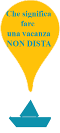 Un palloncino giallo con un messaggio sopra una barca blu.
