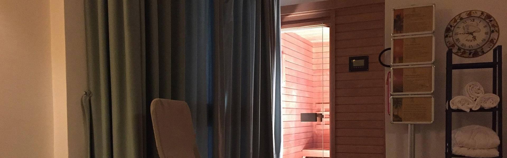 Una sauna con sedie a sdraio, asciugamani e accappatoi in una stanza accogliente.