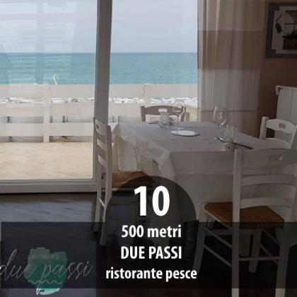 Ristorante di pesce a 500 metri dalla spiaggia con vista mare.