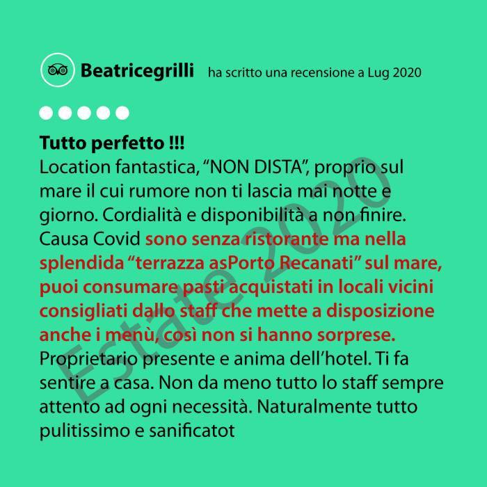 Recensione positiva di un hotel sul mare con ottimo servizio e cordialità.