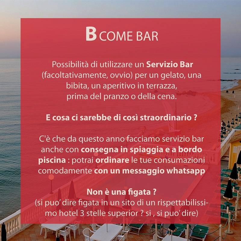 Servizio bar con consegna in spiaggia e a bordo piscina, ordinabile via WhatsApp.